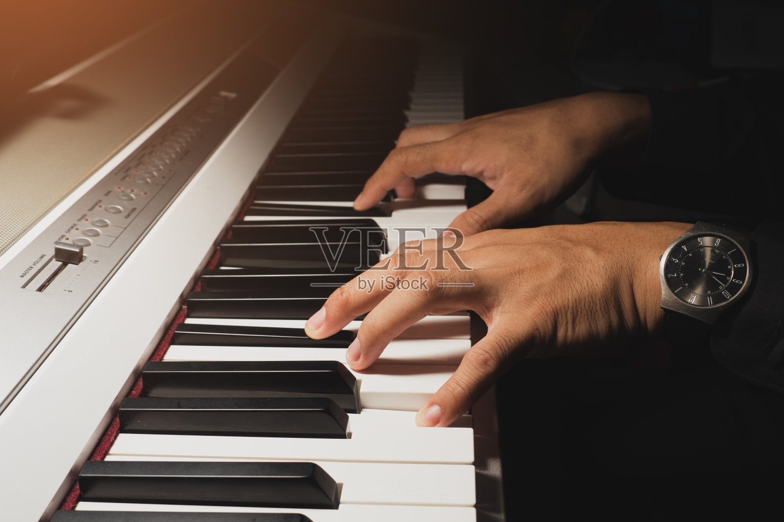 弹奏钢琴的手音乐家。的过滤器。照片摄影图片