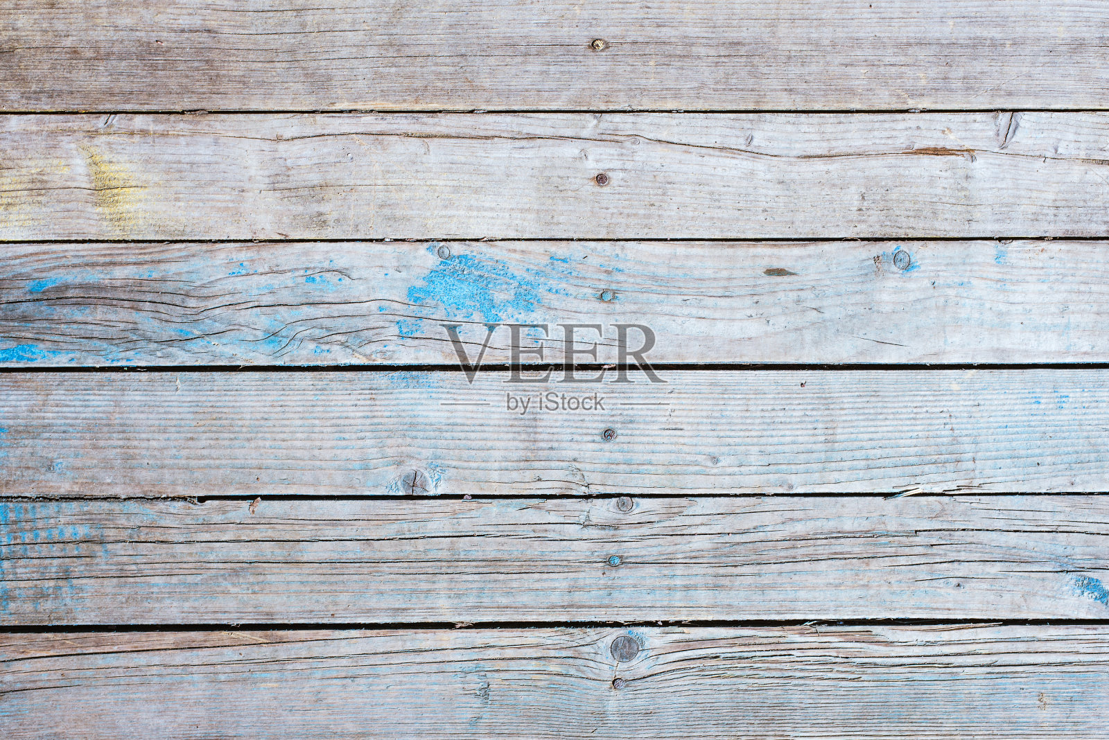 木制的乡村复古背景-灰色的旧木板与蓝色油漆的残余照片摄影图片
