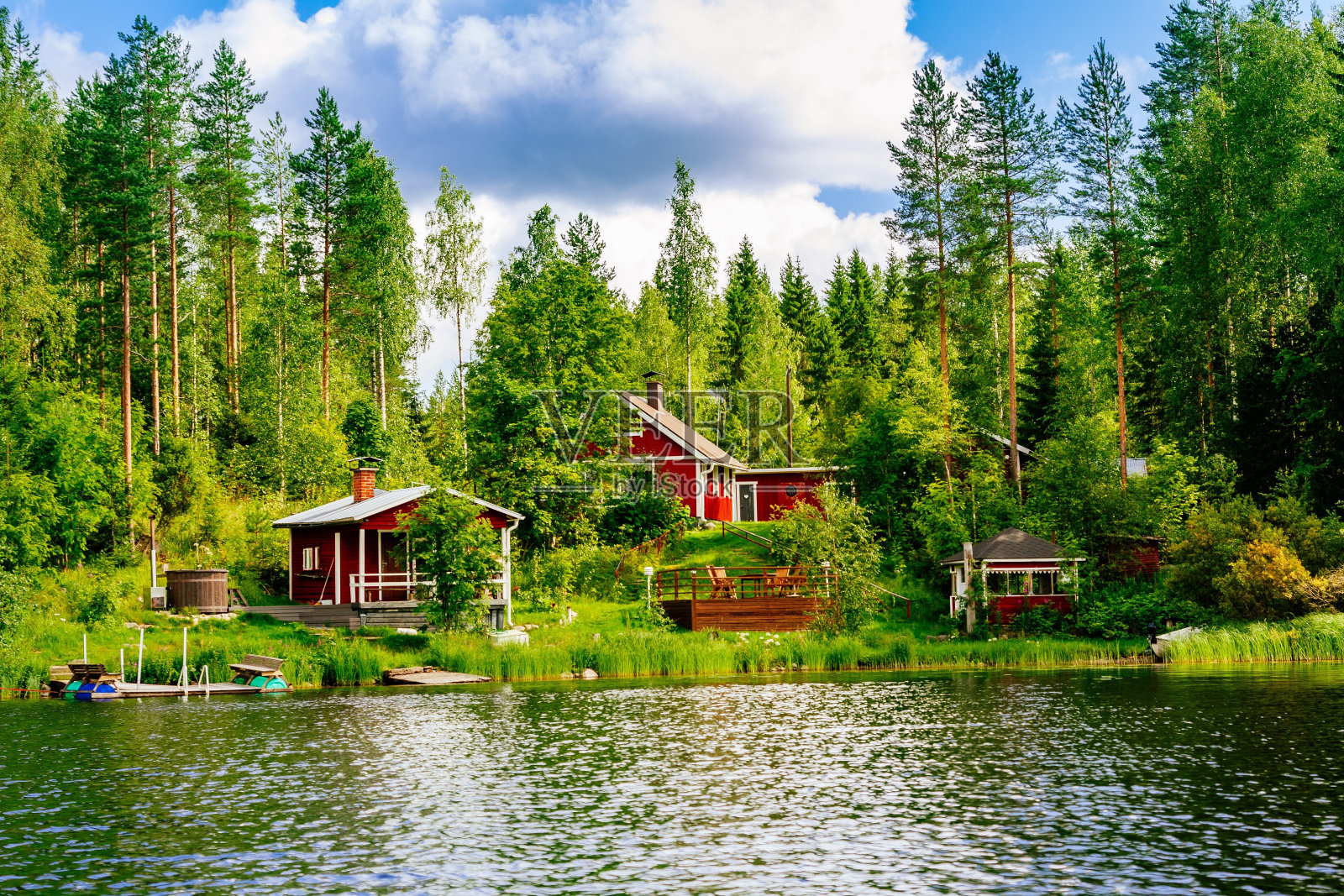 传统的芬兰木屋，湖边有桑拿房和谷仓。夏天芬兰农村。照片摄影图片