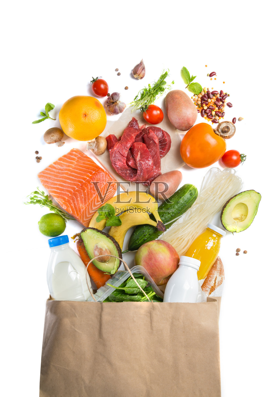 超市购物的概念。均衡的饮食概念。白色背景上的新鲜食品和购物袋照片摄影图片