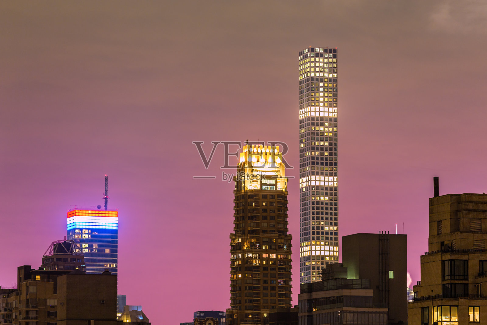 纽约天际线与曼哈顿上东区和中城豪华公寓高层，小足迹Tall Towers和日落天空。照片摄影图片