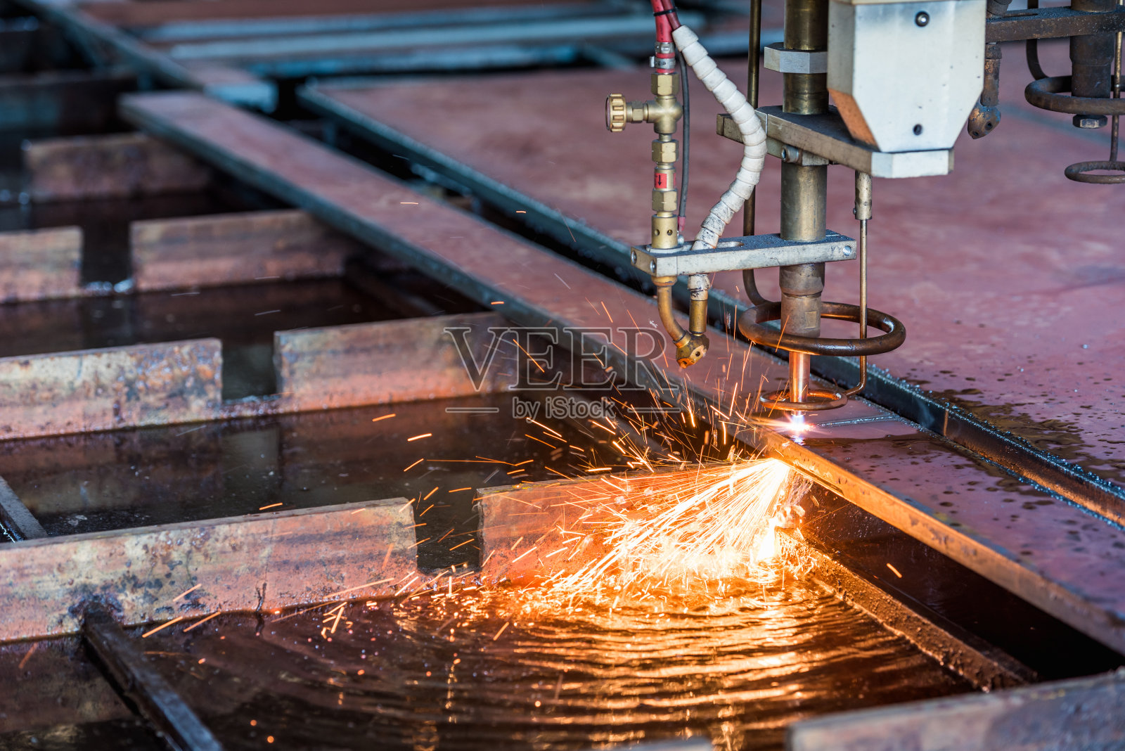在工厂使用电火花CNC自动切割机切割金属工件。照片摄影图片
