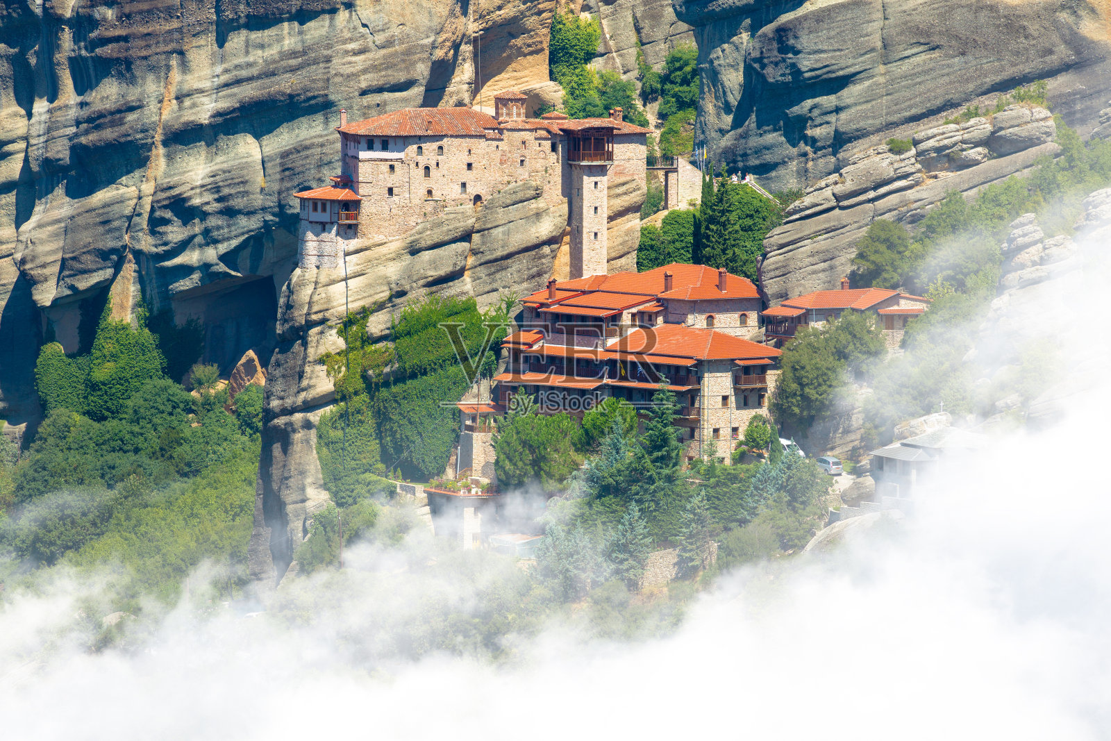 有迈特拉岩和鲁萨努修道院的山景照片摄影图片