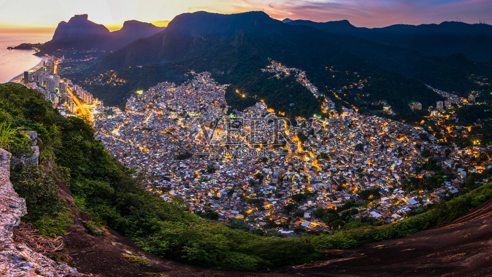 在里约热内卢de Janeiro的Rocinha Favela全景夜景照片摄影图片