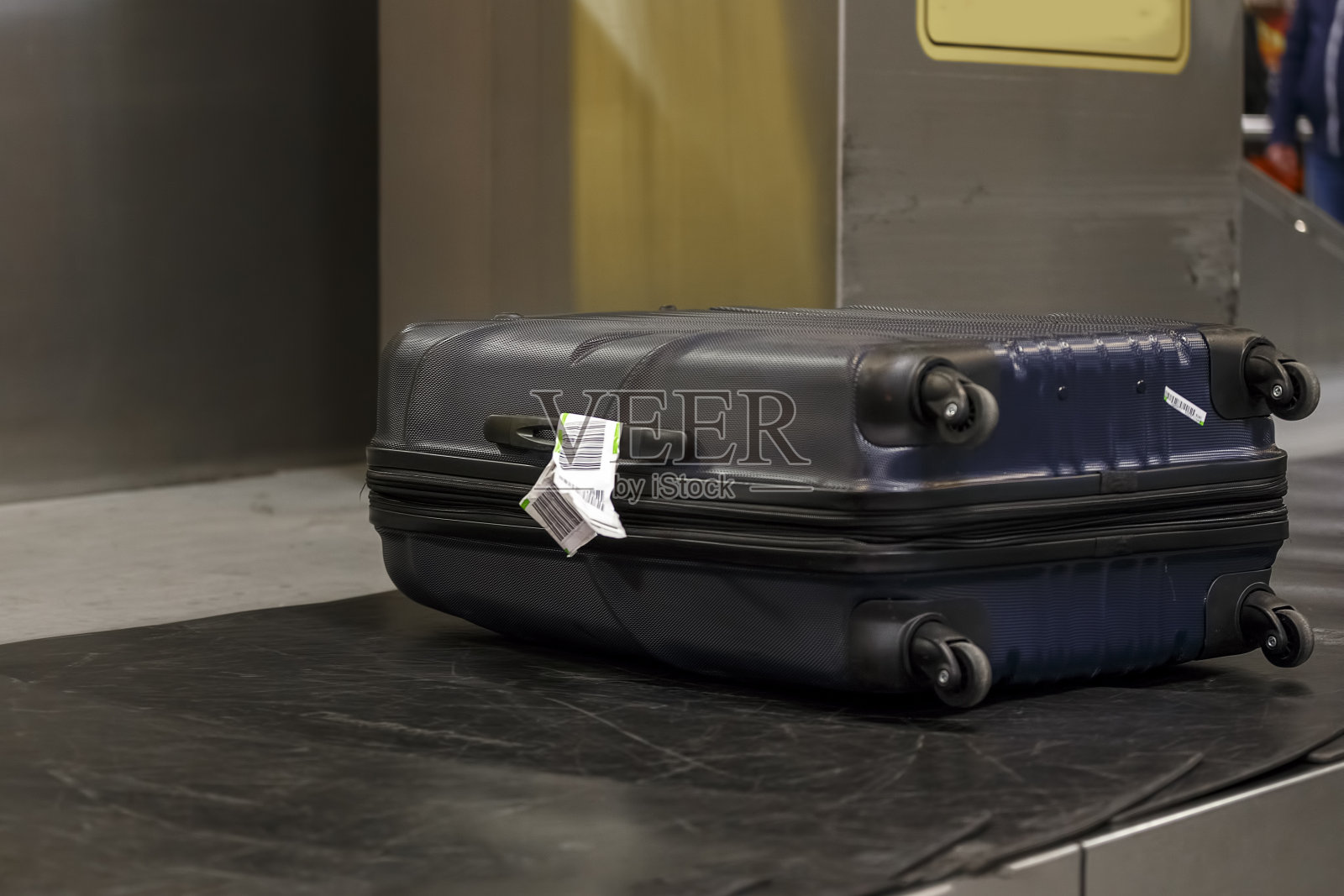 行李放在机场的行李架上照片摄影图片