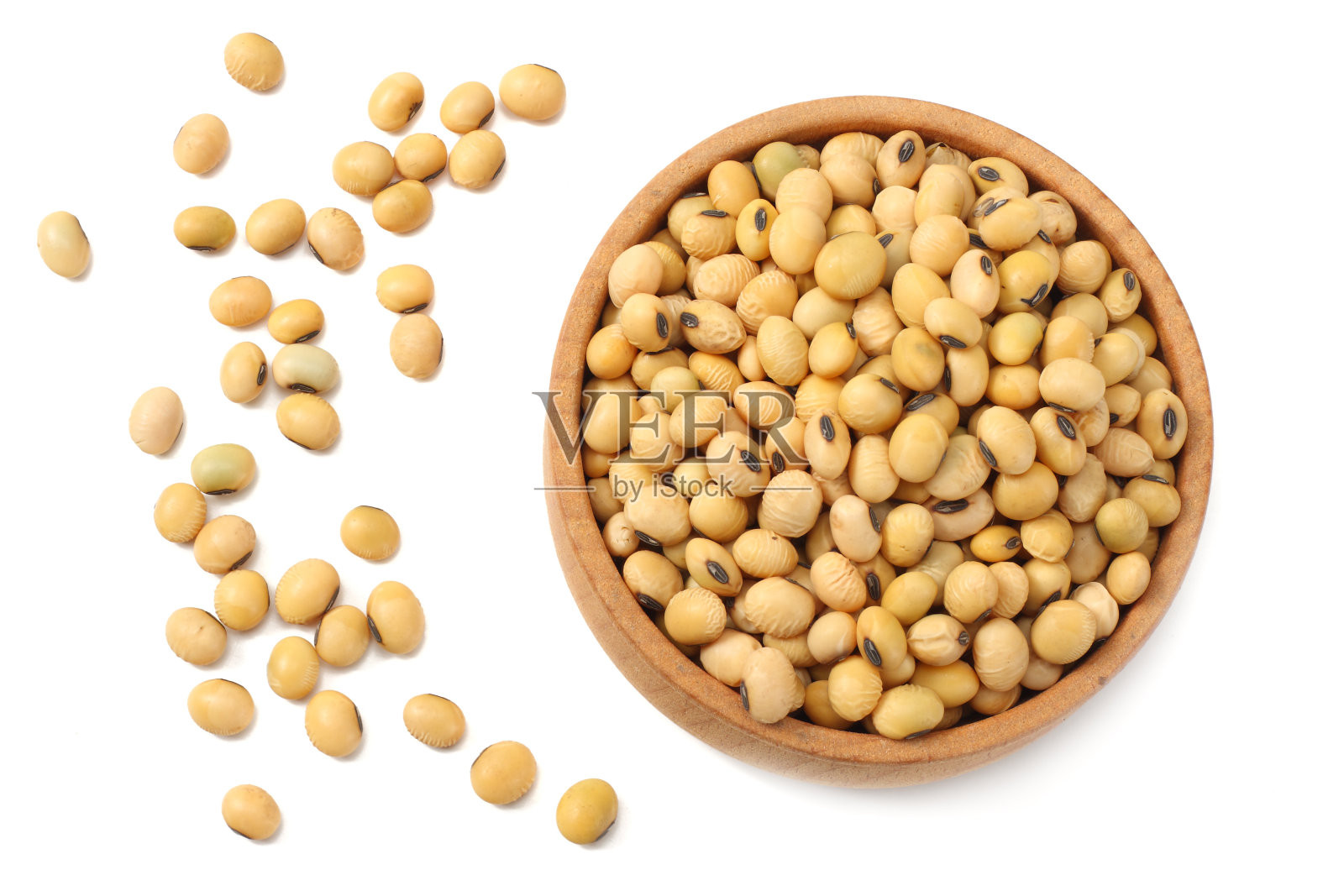 碗中的大豆在白色背景上分离。俯视图照片摄影图片