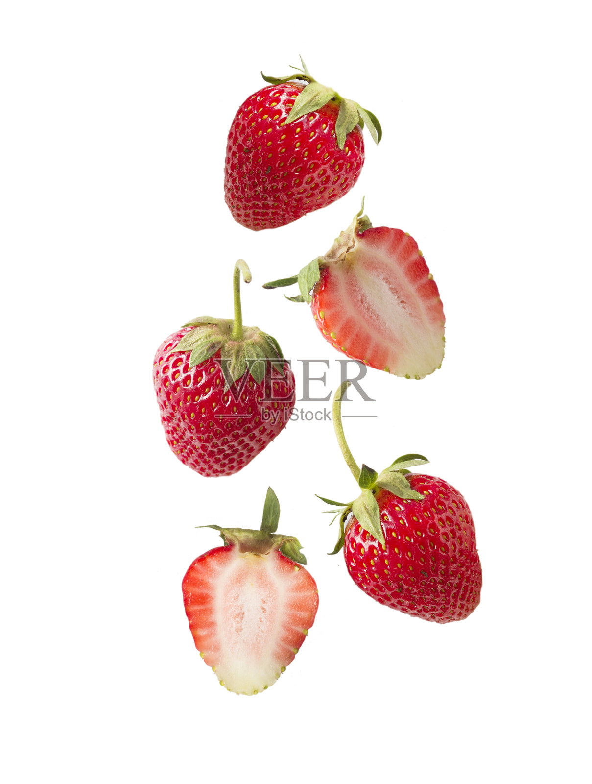 孤立的草莓。一组草莓孤立在白色切出来。拼贴的草莓。白色背景上的草莓切片。收集完整的草莓和一半孤立在白色背景。照片摄影图片