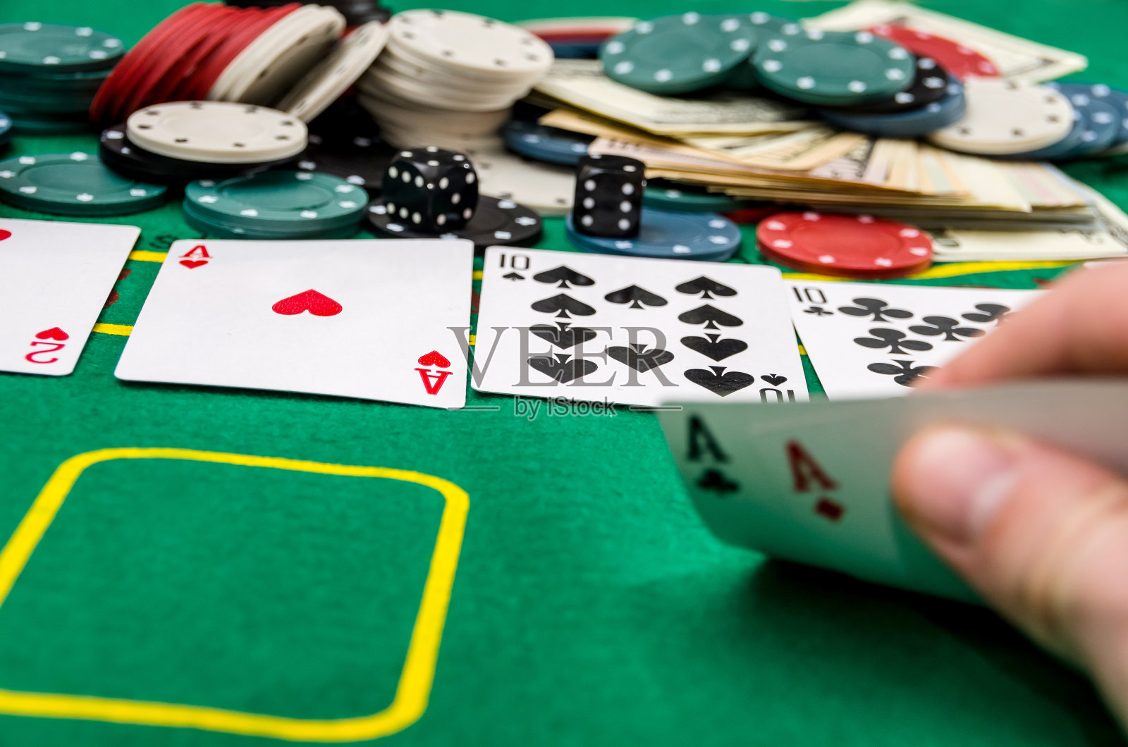 男人的手牌显示组合，赌博。照片摄影图片