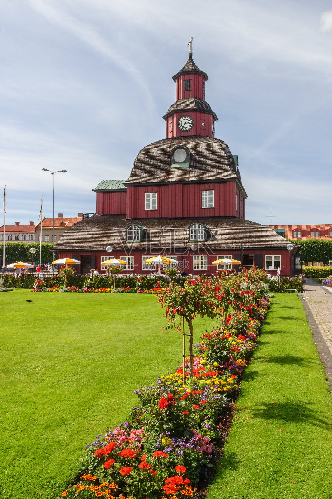 花坛里的利德雪平，在瑞典的一个小镇与旧的市政厅照片摄影图片