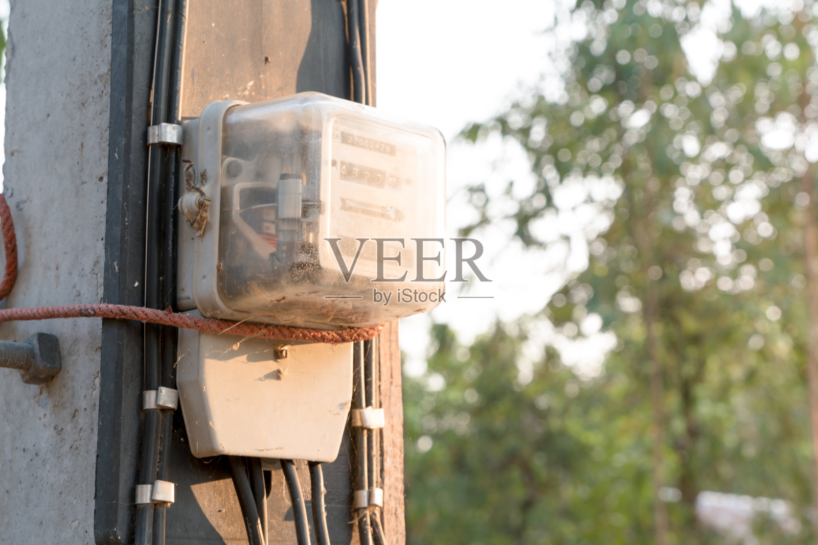 电线杆上的电表是泰国农村的电力分配照片摄影图片