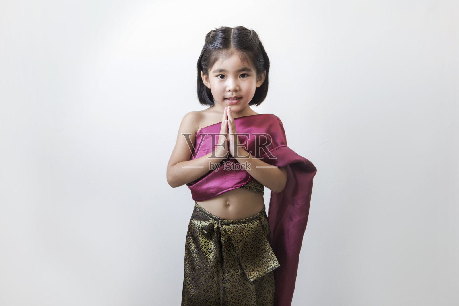 泰国小孩穿着传统的泰国服装，白色照片摄影图片