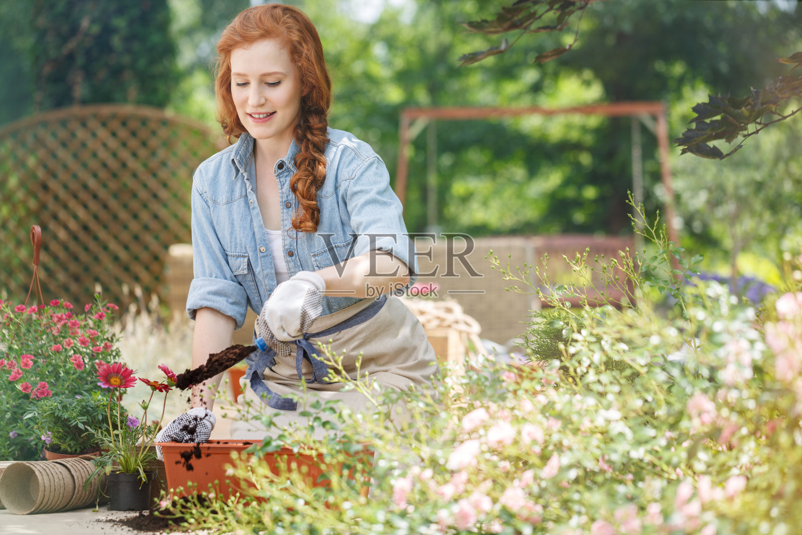 满意的女人在园艺工作照片摄影图片