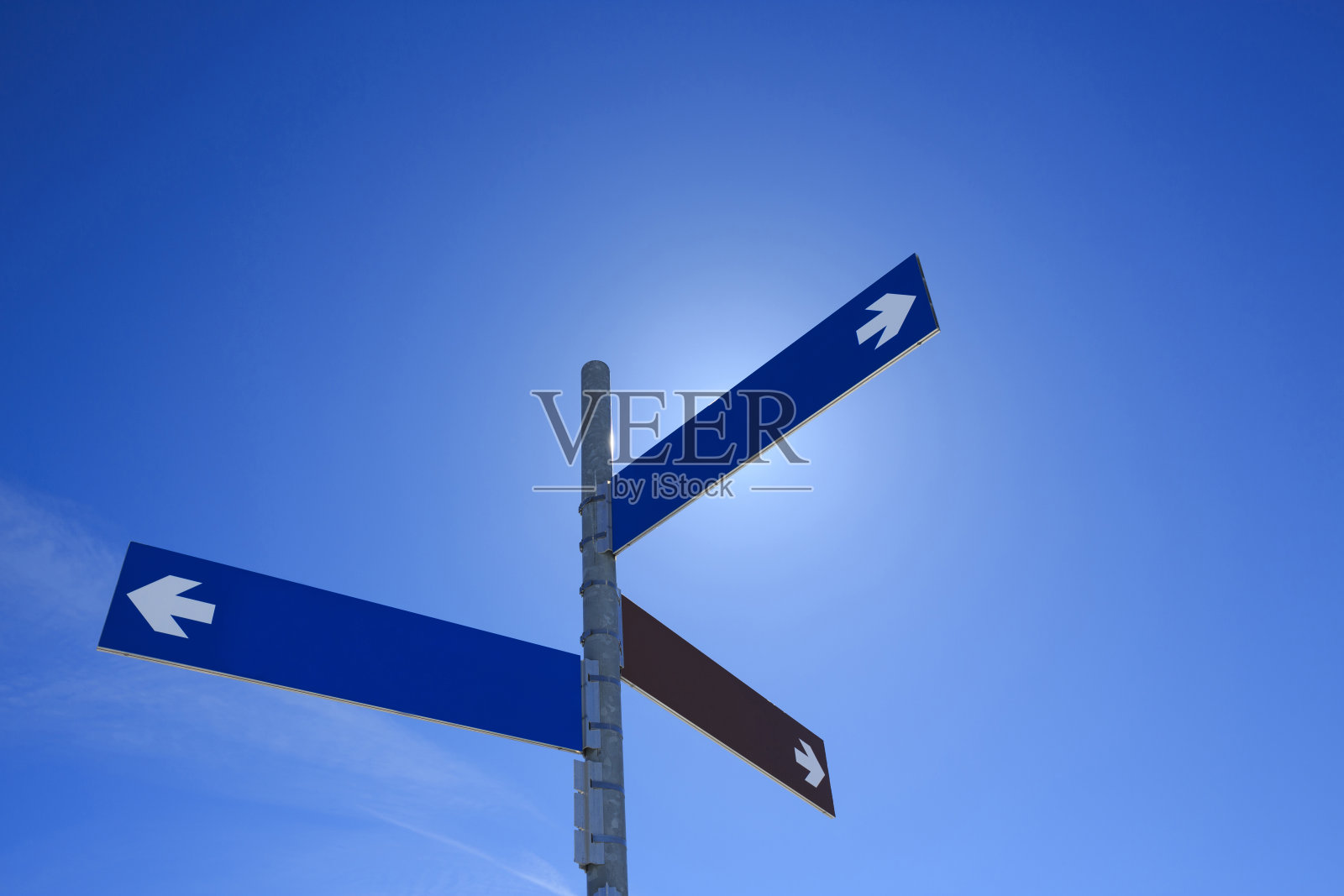 路标有空白文字的方向路标背景是蓝天照片摄影图片