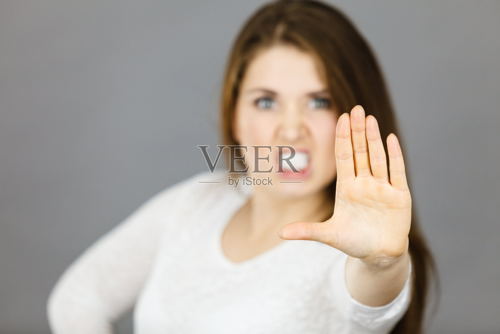 愤怒的不可救药的女人用手示意停止照片摄影图片