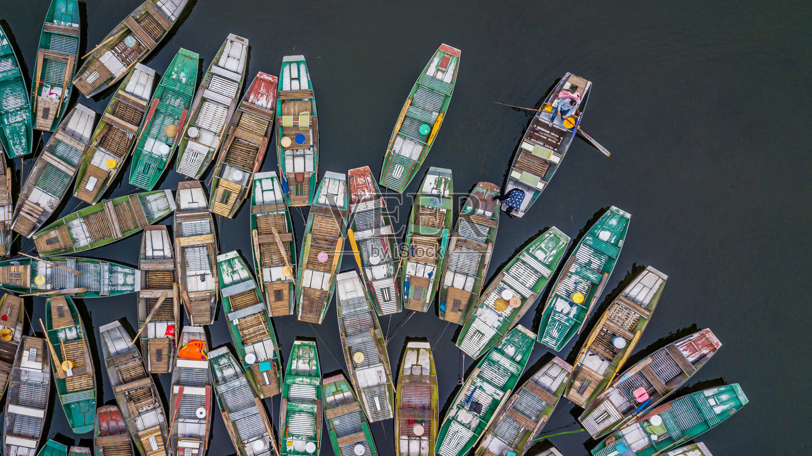 鸟瞰在Tam Coc等待乘客的划艇，游客旅游船，Tam Coc，宁平，越南。照片摄影图片