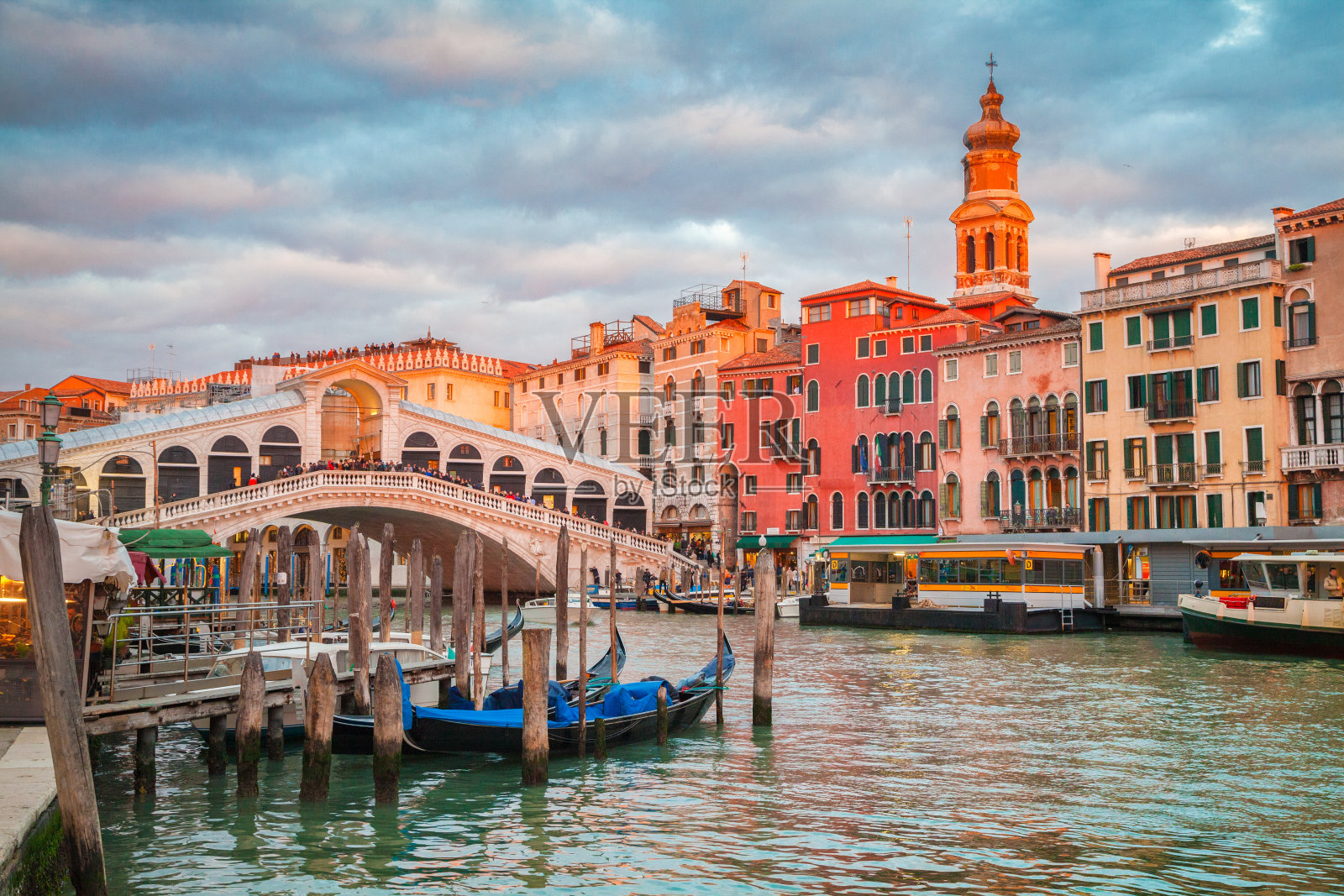 日落时分的大运河、贡多拉和里亚托桥，意大利威尼斯照片摄影图片