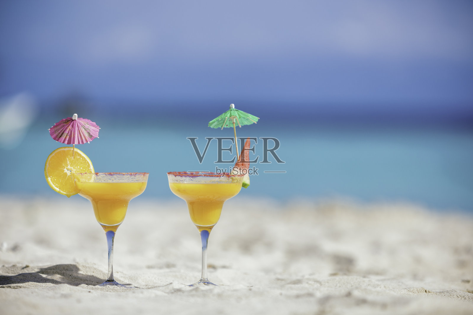 热带水果鸡尾酒在加勒比海岛屿的沙滩上绿松石照片摄影图片