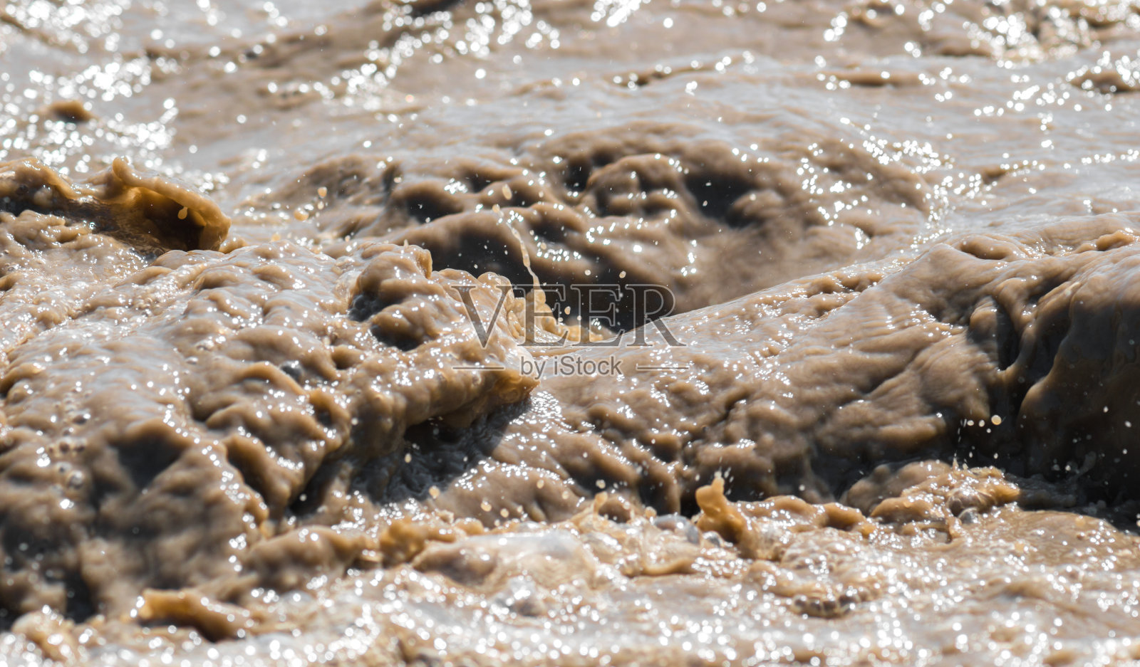 小溪和脏水的飞溅照片摄影图片