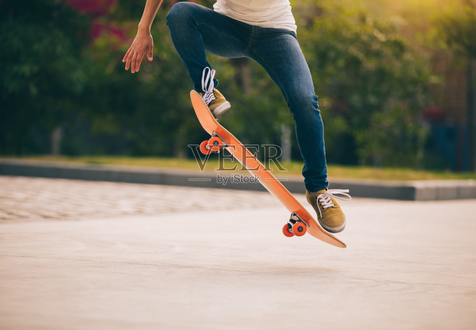 在停车场玩滑板的人照片摄影图片