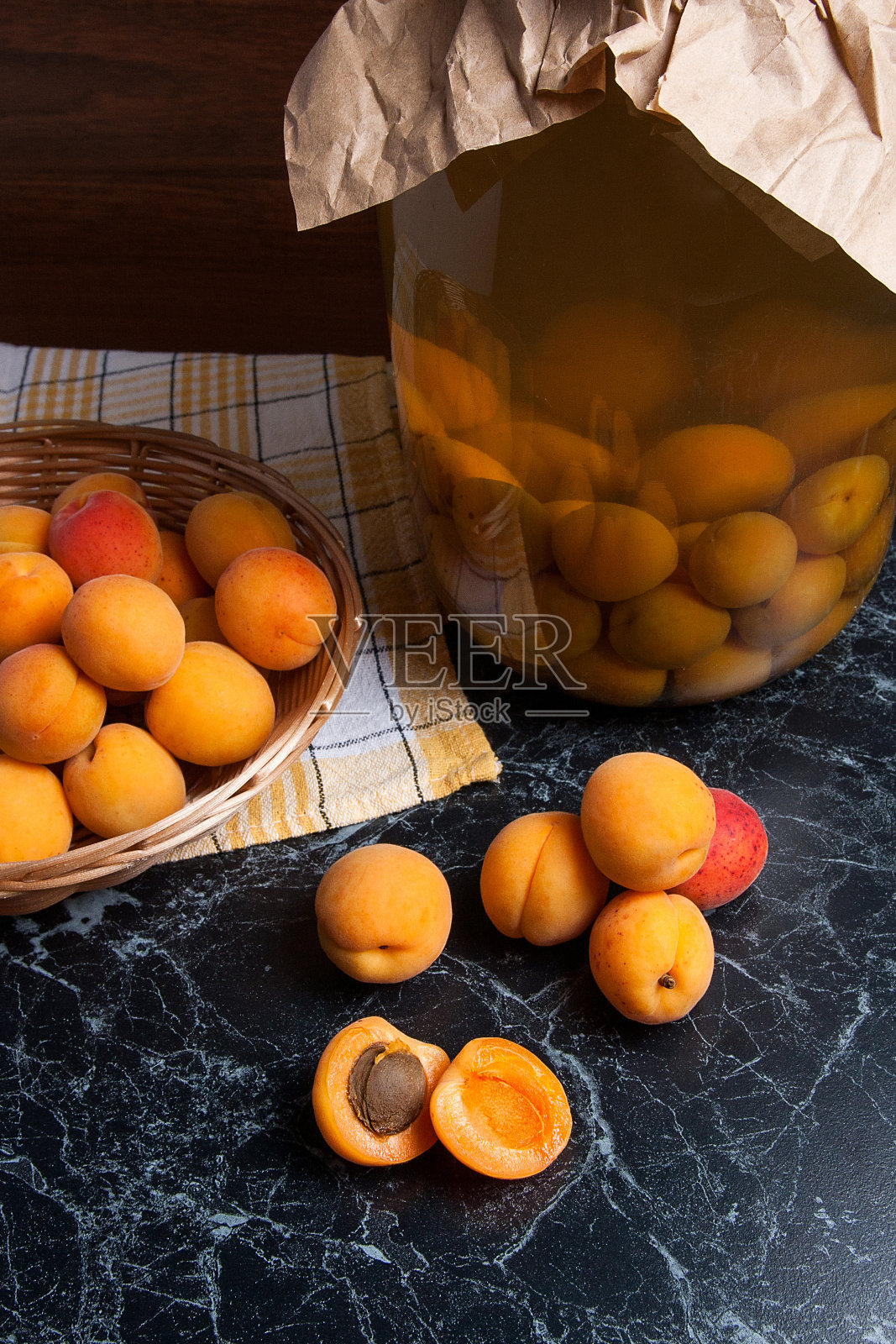 新鲜的有机收获杏篮和大玻璃罐照片摄影图片