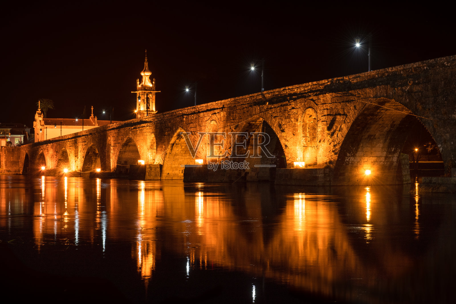 晚上穿过利马的桥照片摄影图片