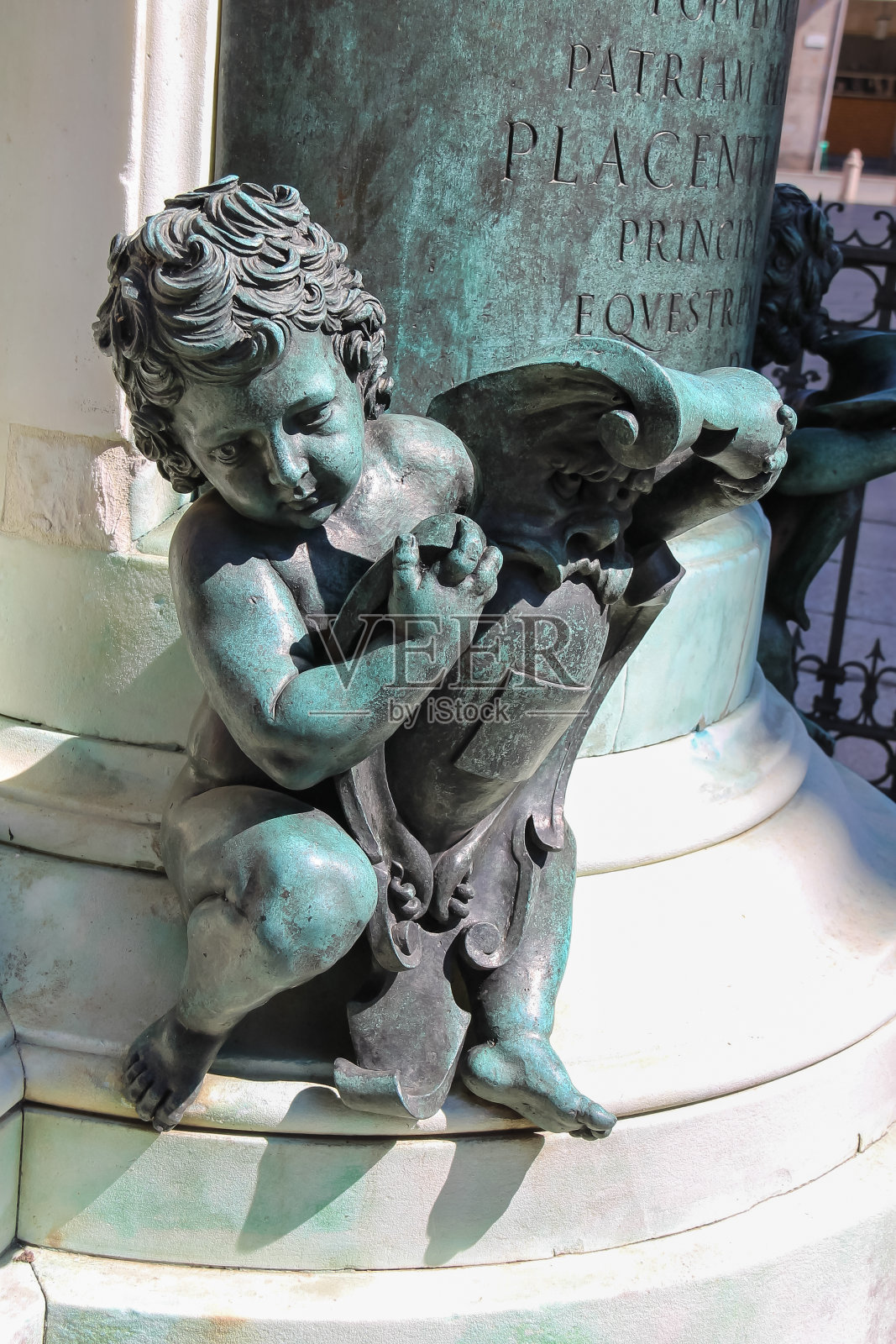 帕尔玛公爵亚历山德罗·法尔内塞纪念碑基地的青铜婴儿。意大利皮亚琴察照片摄影图片