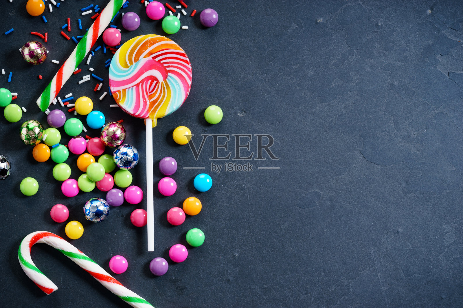 五颜六色的巧克力糖果和棒棒糖照片摄影图片
