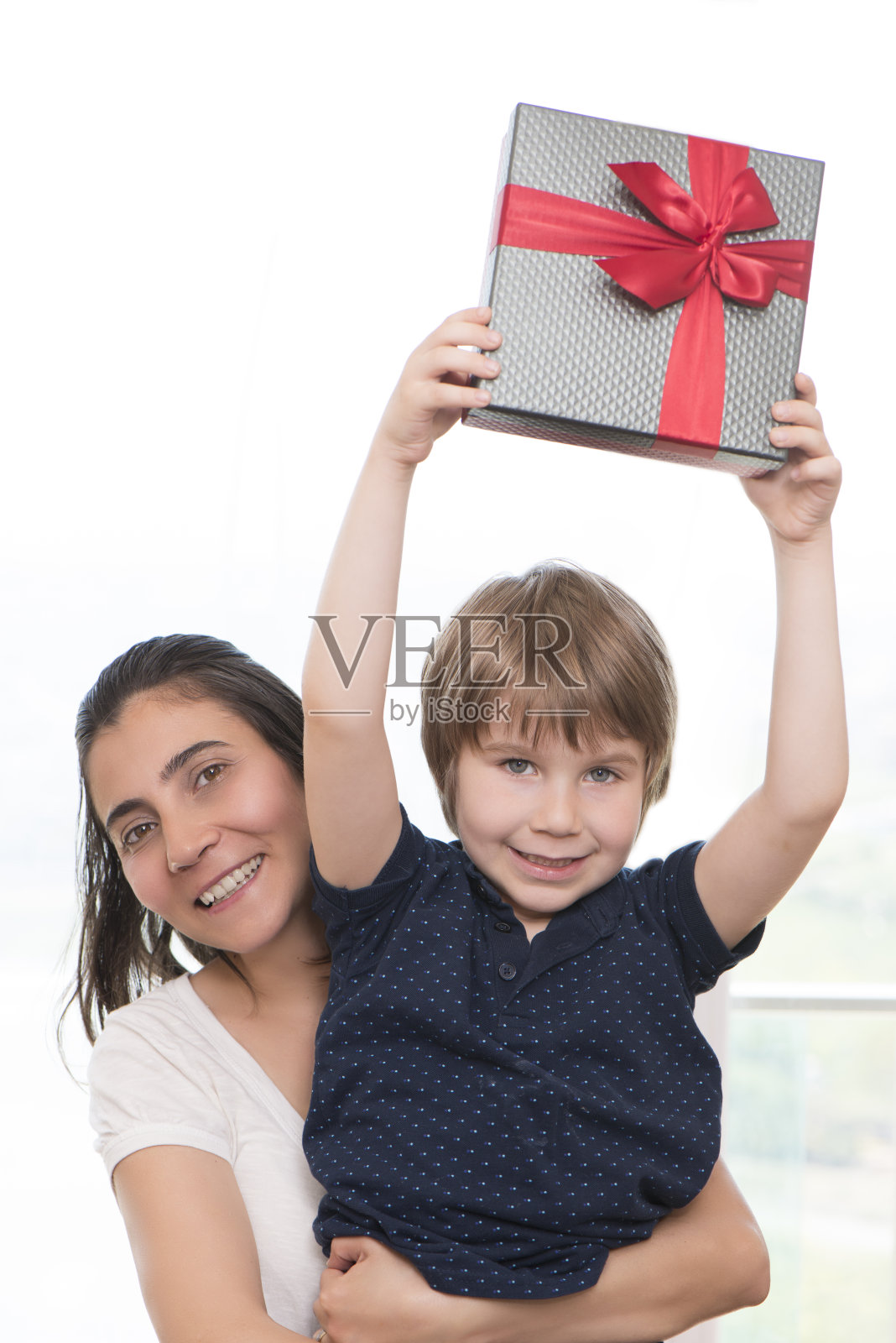 可爱的男孩和他的妈妈与礼品盒照片摄影图片