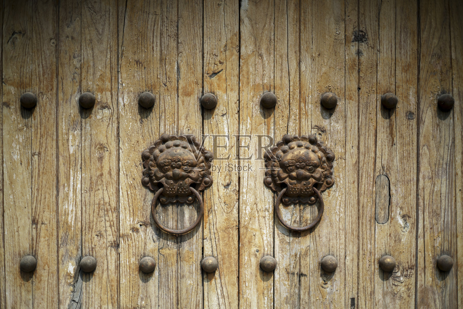 生锈的旧门环在风化的木门上照片摄影图片