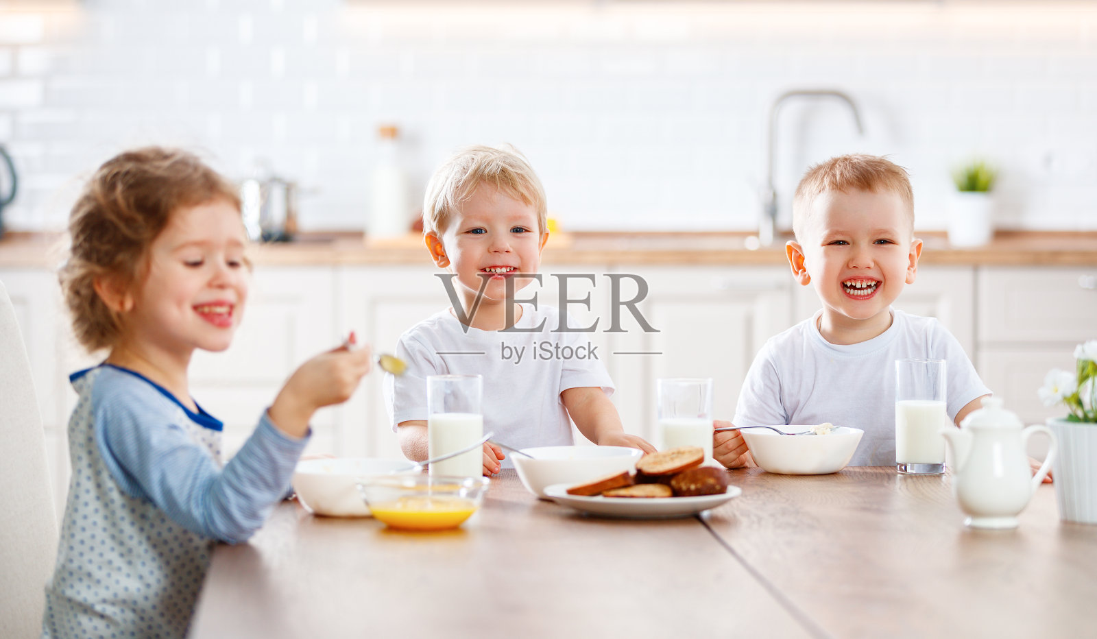 快乐有趣的孩子们吃着早餐照片摄影图片