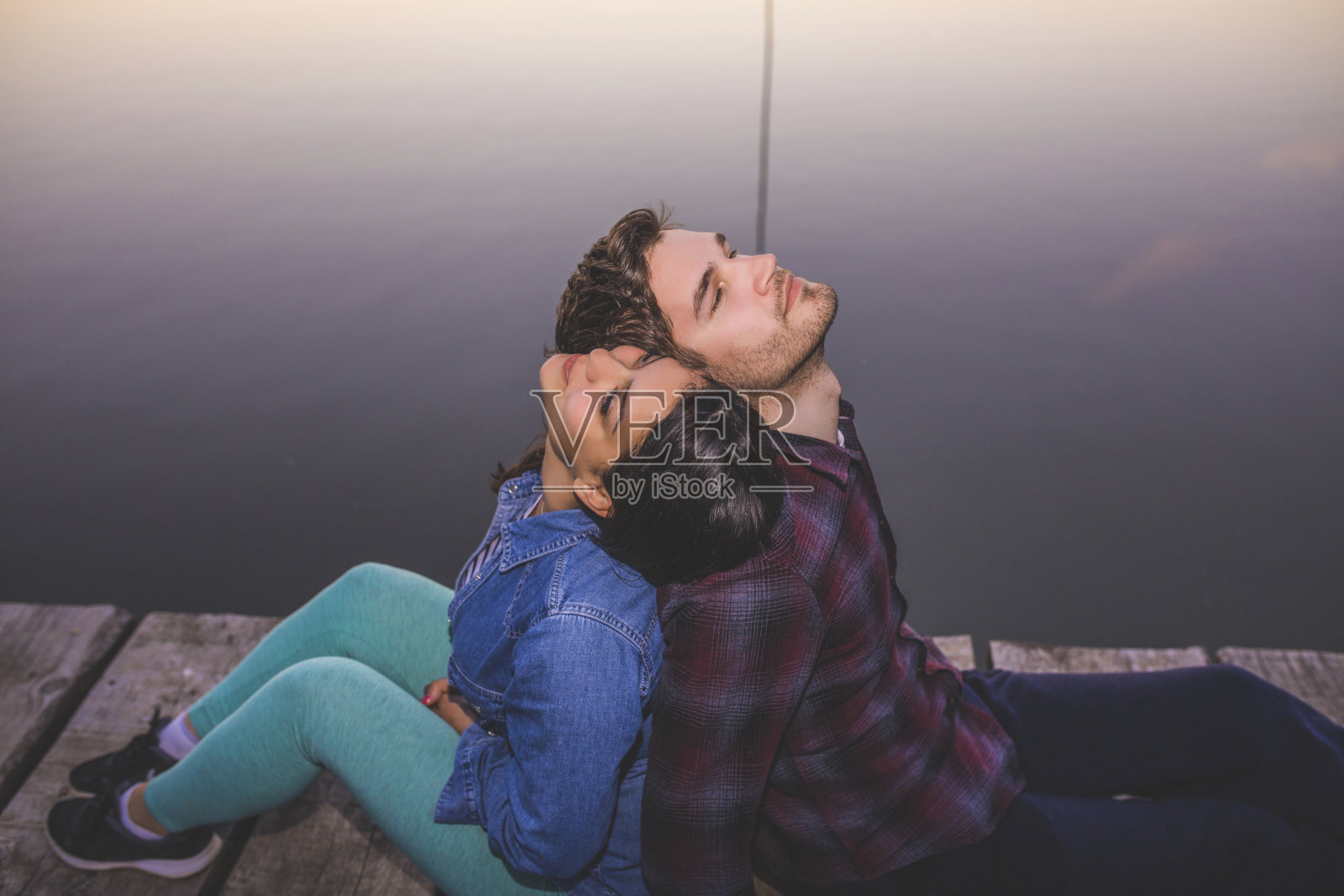 相爱的情侣在湖边分享浪漫时刻照片摄影图片