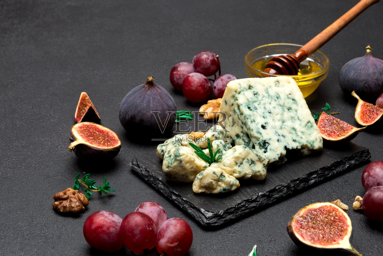 切片法式羊奶干酪和水果放在石板上照片摄影图片