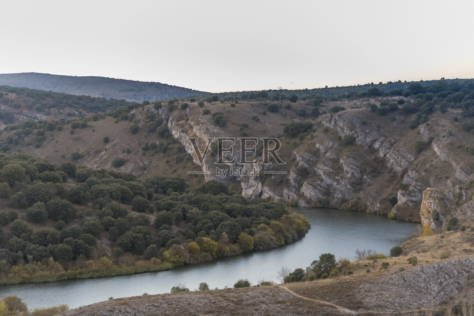 索里亚(西班牙)的杜埃罗河。照片摄影图片