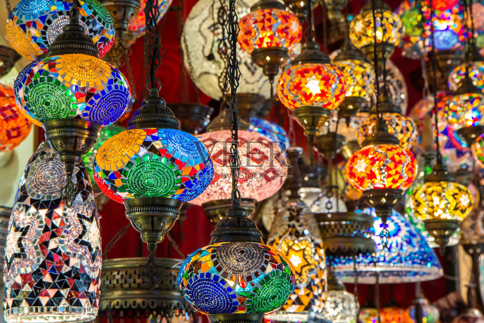 土耳其伊斯坦布尔的大集市上悬挂着五颜六色的灯照片摄影图片