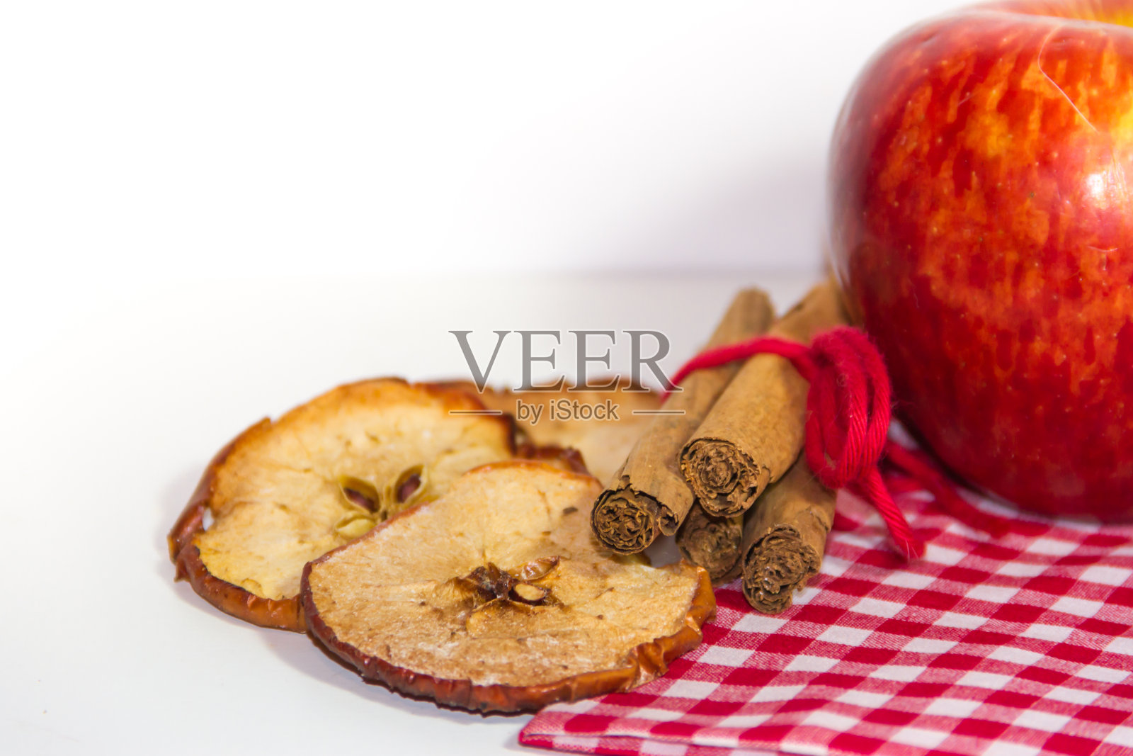 制作红苹果蛋糕和肉桂的配料照片摄影图片