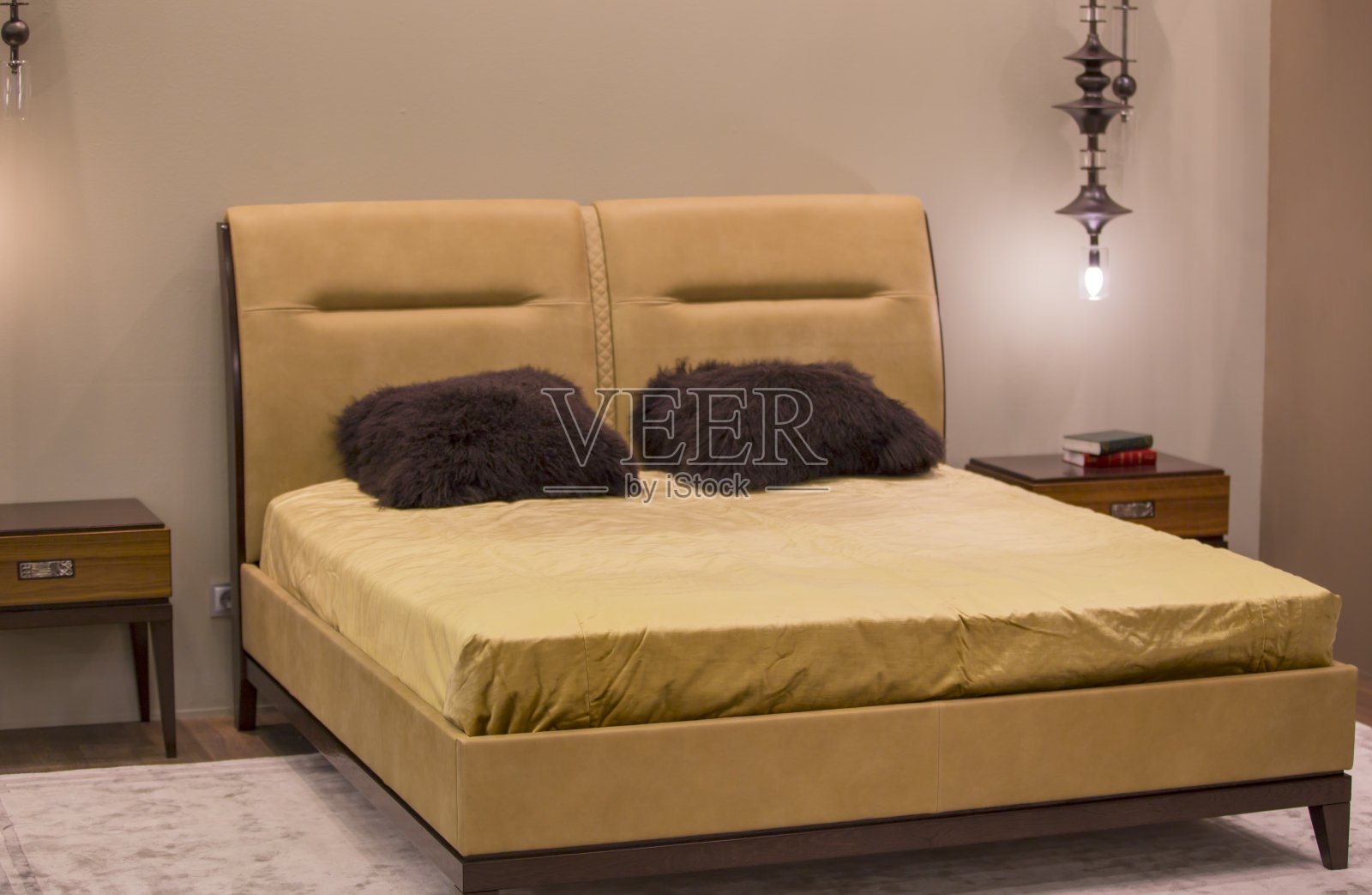 豪华的金色卧室在现代风格与丰富的装饰和床头灯照片摄影图片