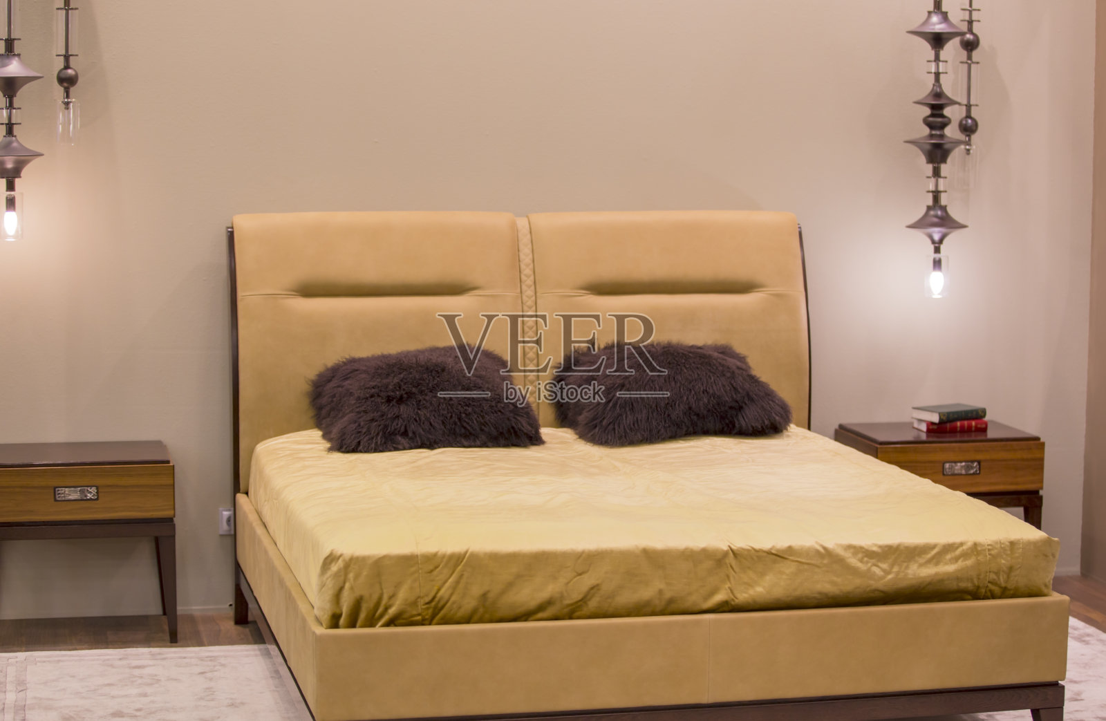 豪华的金色卧室在现代风格与丰富的装饰和床头灯照片摄影图片