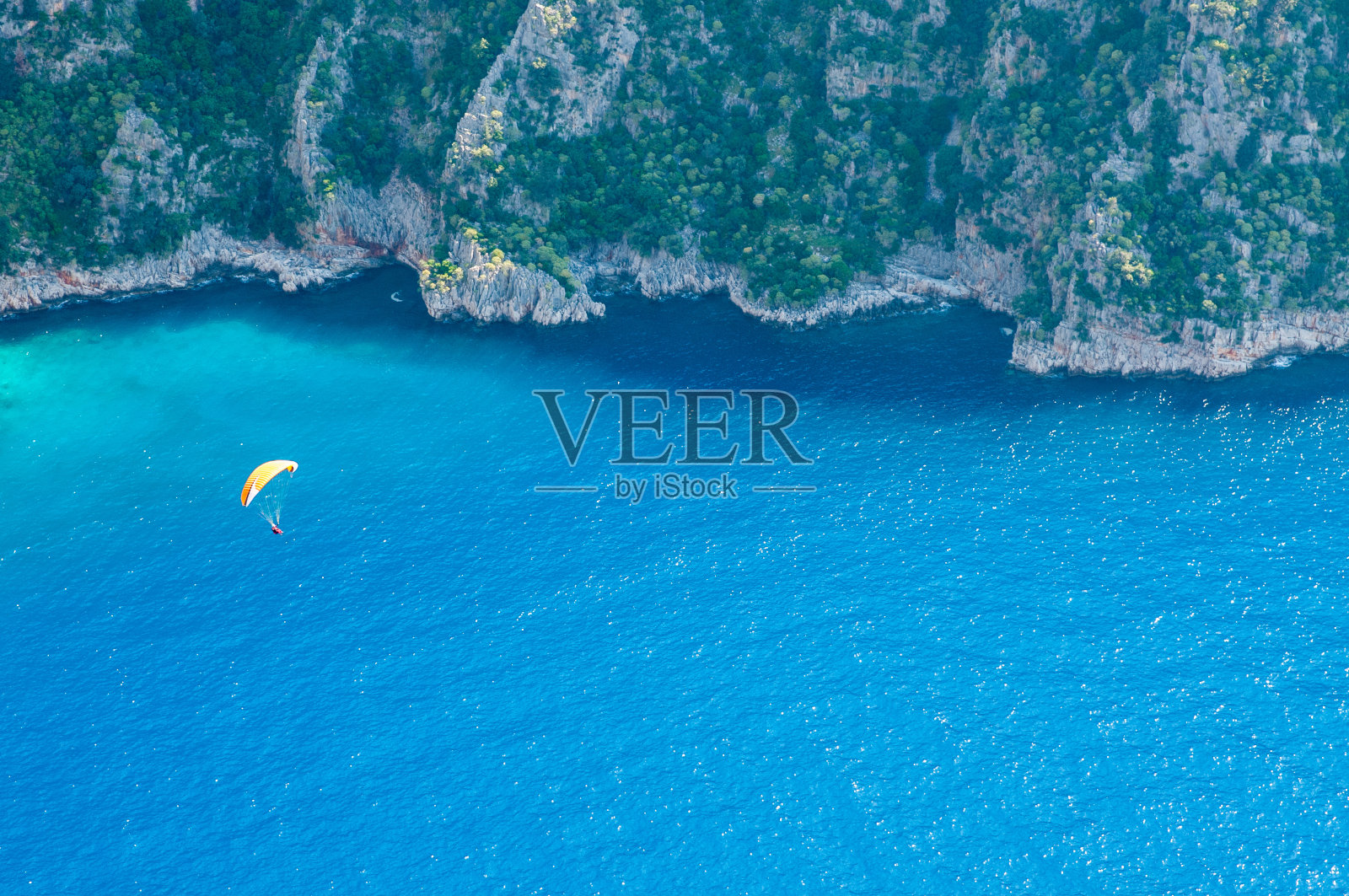 滑翔伞在Oludeniz上空翱翔，拥有美丽的风景。照片摄影图片
