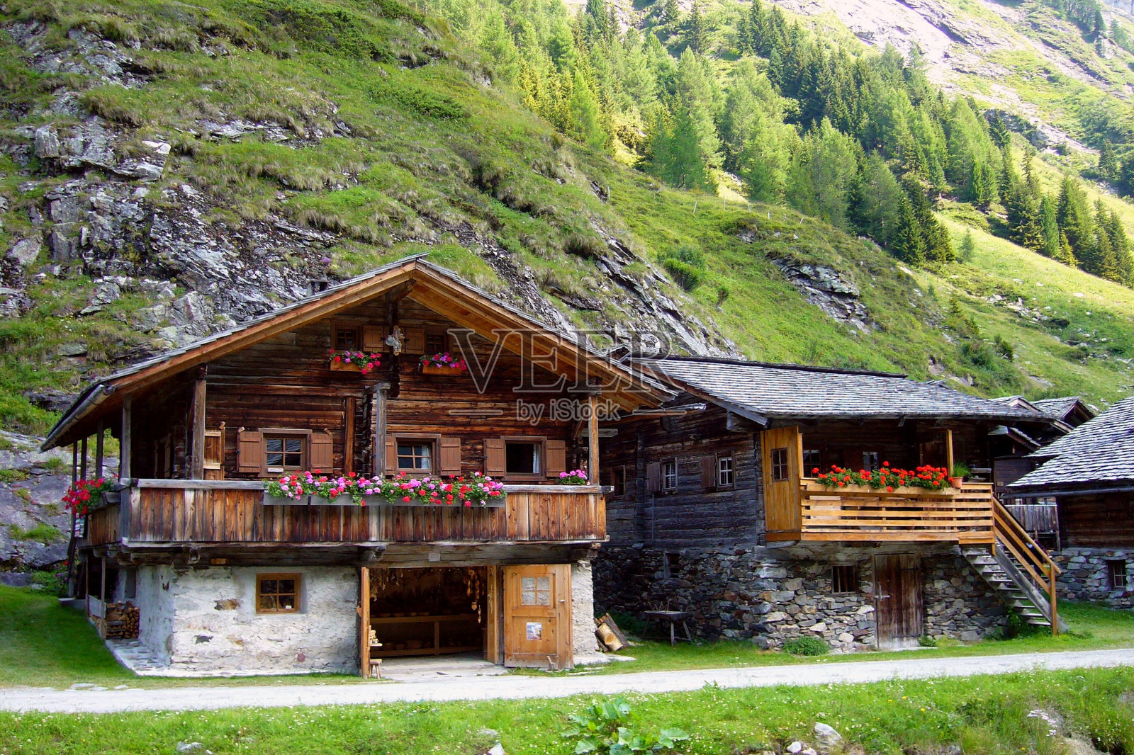 奥地利东蒂罗尔innergsch黄土山中舒适的木制小屋照片摄影图片