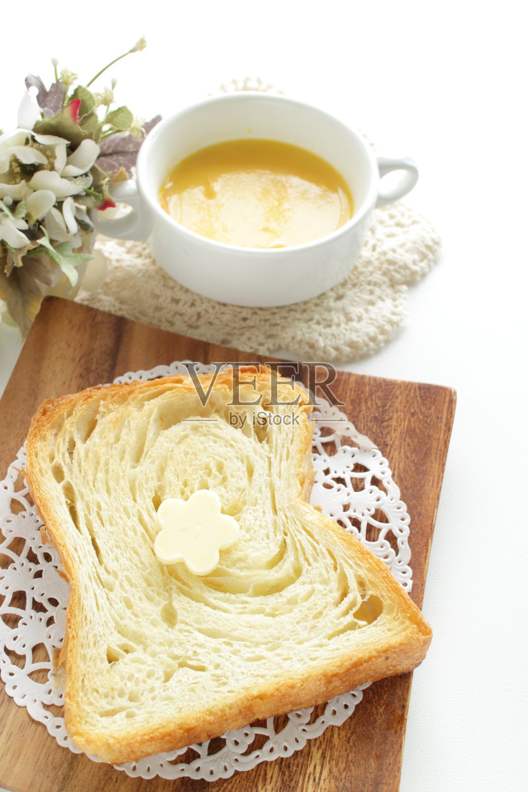 黄油在切片的糕点面包上照片摄影图片