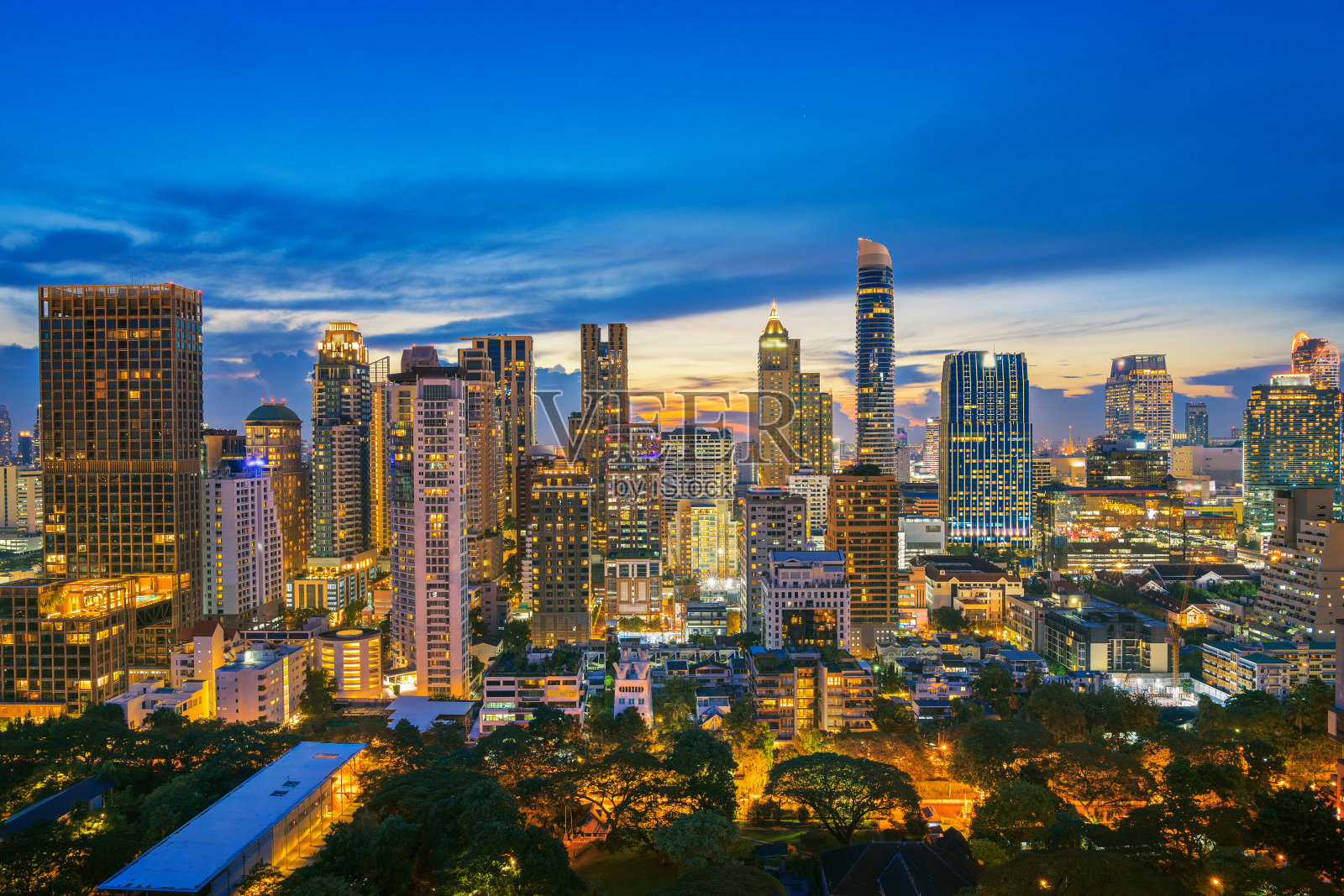 曼谷城市和日落的观点从屋顶酒吧在酒店照片摄影图片