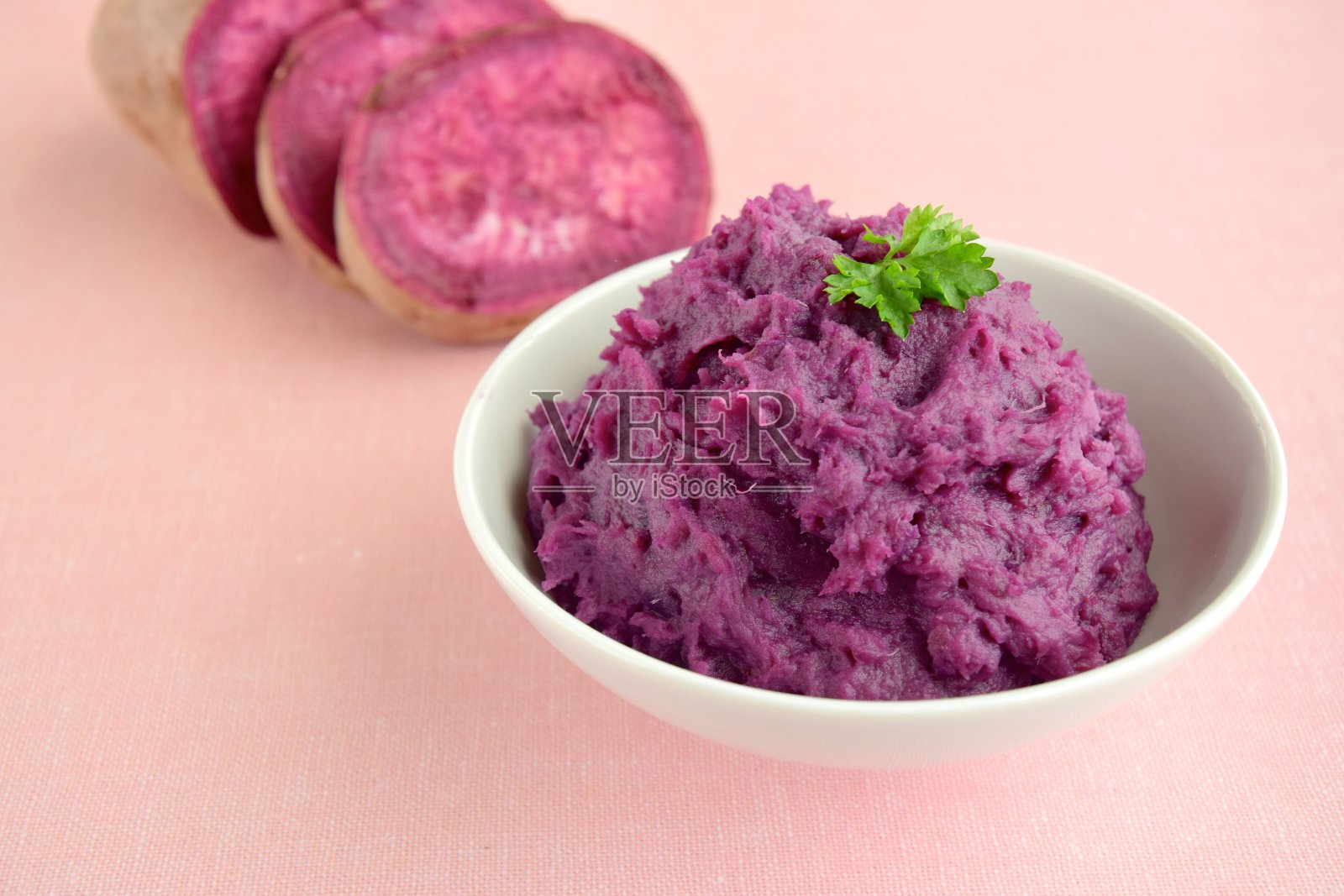 碗里的紫薯泥照片摄影图片