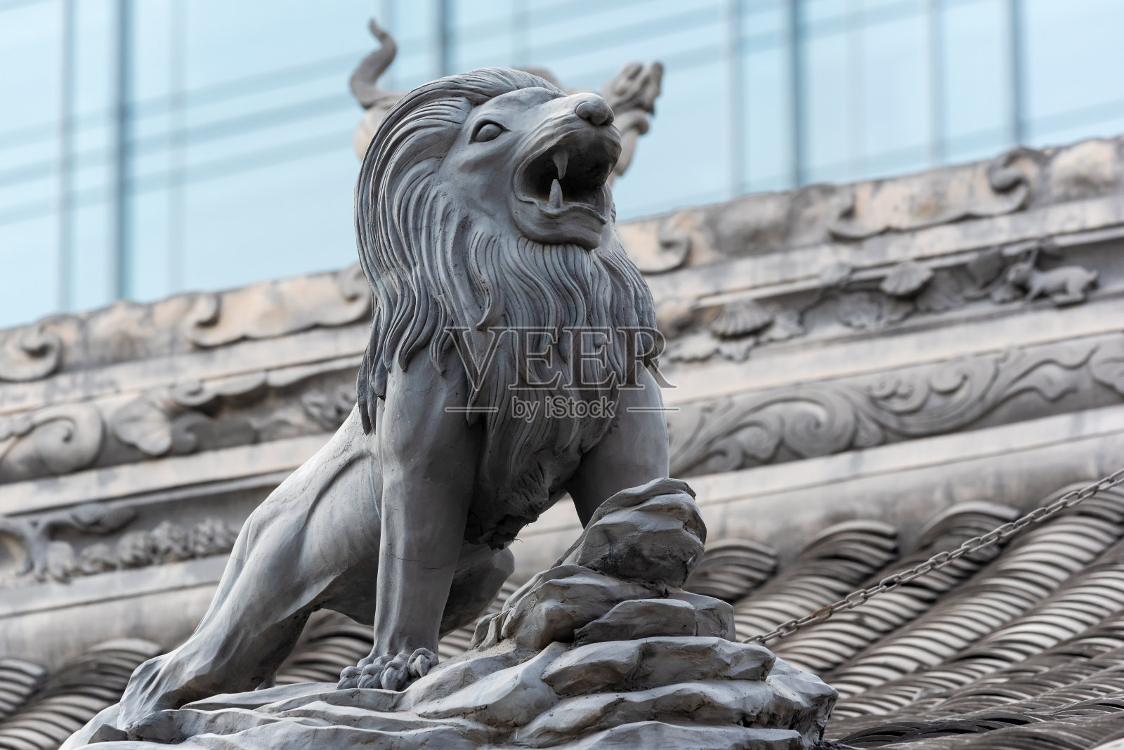 寺庙屋顶上的狮子雕塑照片摄影图片