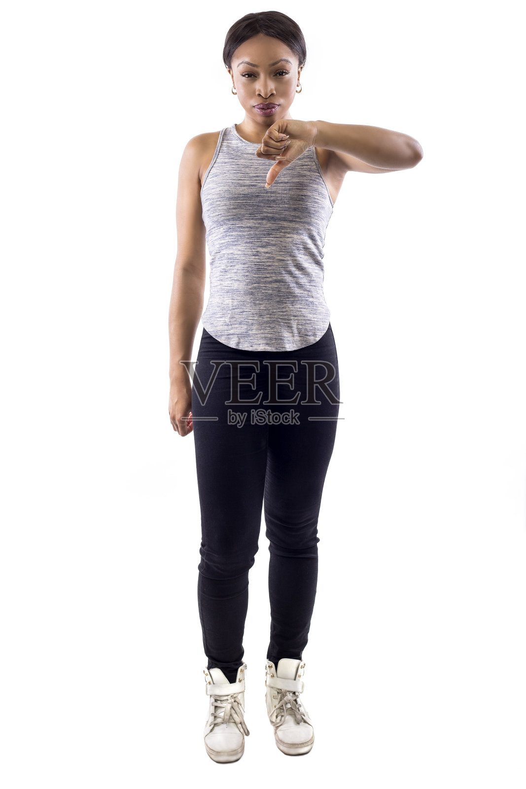 黑人女性健身教练的白色背景与拇指向下照片摄影图片