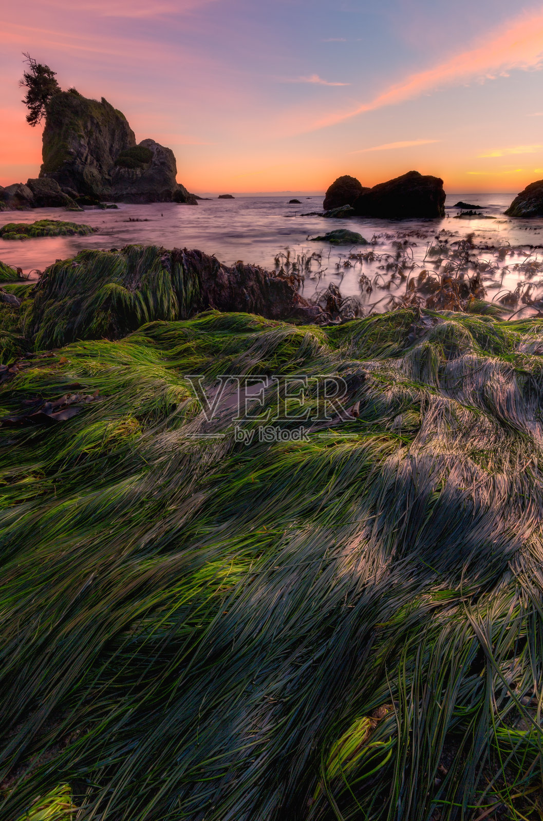 日落时的岩石海滩景观照片摄影图片