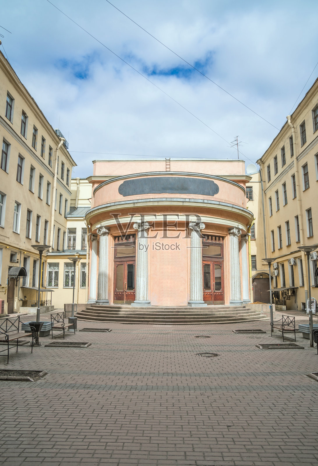 俄罗斯圣彼得堡著名的封闭式广场庭院。照片摄影图片