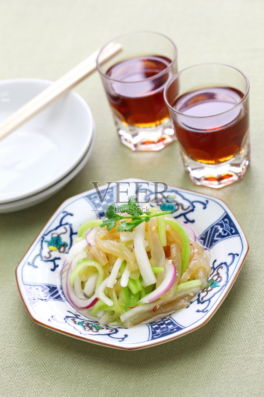 海蜇色拉和绍兴酒，中国菜照片摄影图片