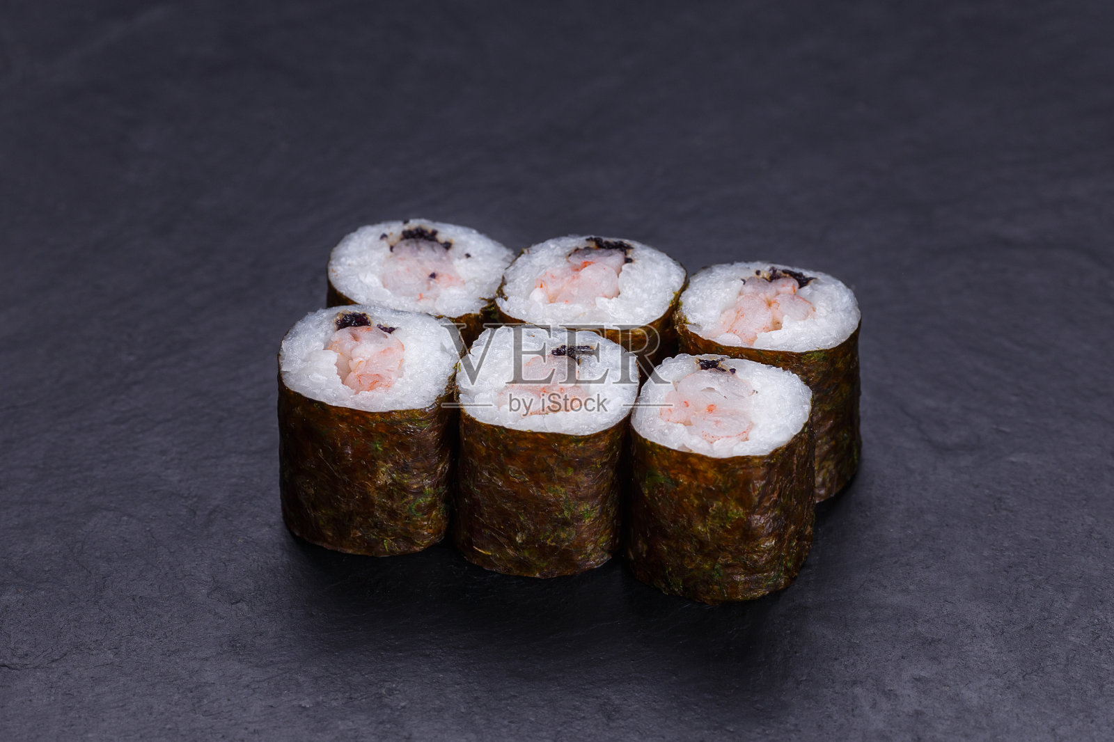 日本料理，餐厅菜单。寿司卷配红鱼和骑士照片摄影图片