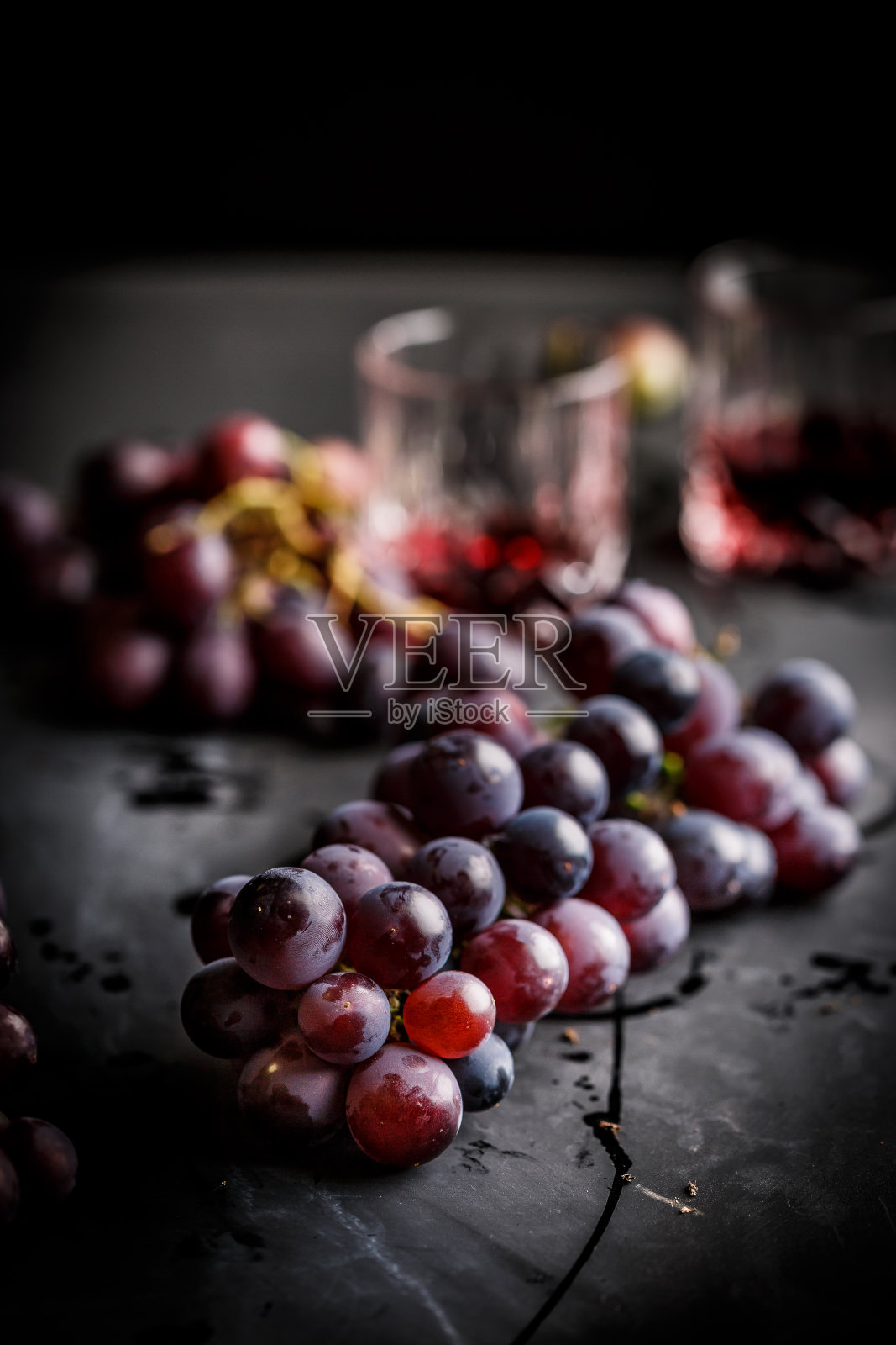 新鲜的葡萄在黑土上照片摄影图片