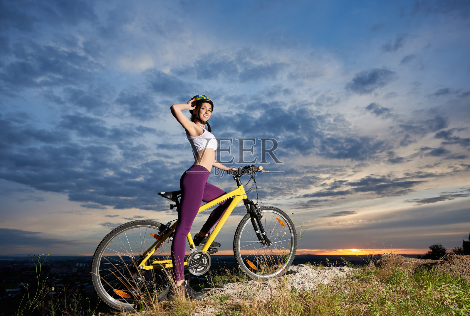 骑自行车的美女背影图片